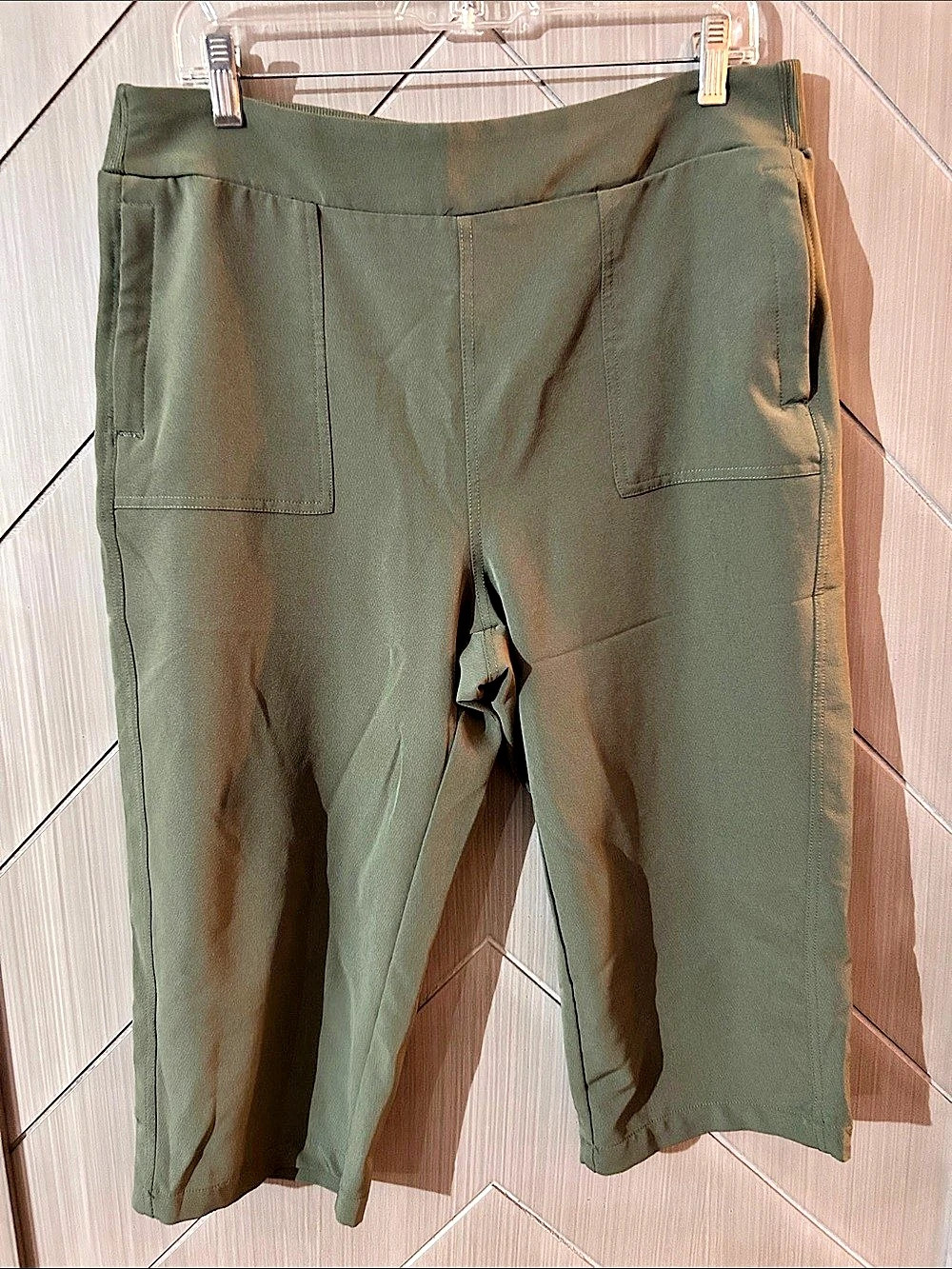 32 Degrees Women's Olive Capri Pants Size Large Like New